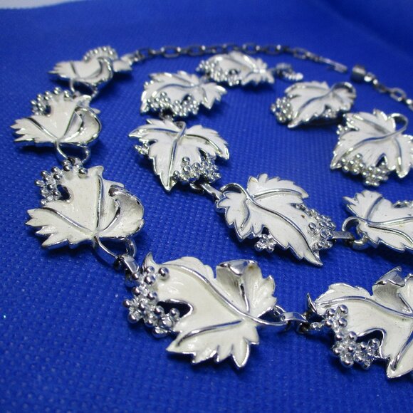 3 Piece Set SARAH COVENTRY Whispering Leaf Necklace 1967 White Enamel Grape Leaf - Picture 10 of 15